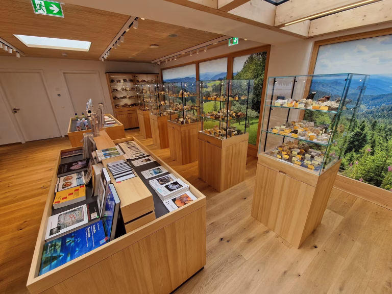 Blick in den Museumsshop des Mineralienvereins mit Fachliteratur und Souvenirs