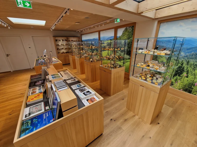 Blick in den Museumsshop des Mineralienvereins mit Fachliteratur und Souvenirs