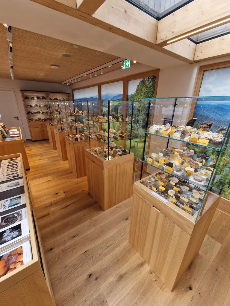 Heller Ausstellungsraum und Museumsshop im MiMa Museum Oberwolfach mit Blick auf den Schwarzwald