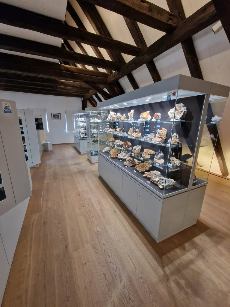 Blick in die helle Mineralien-Ausstellung des MiMa Museums in Oberwolfach
