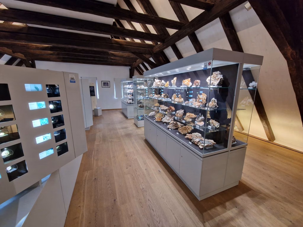 Blick in die helle Mineralien-Ausstellung des MiMa Museums in Oberwolfach