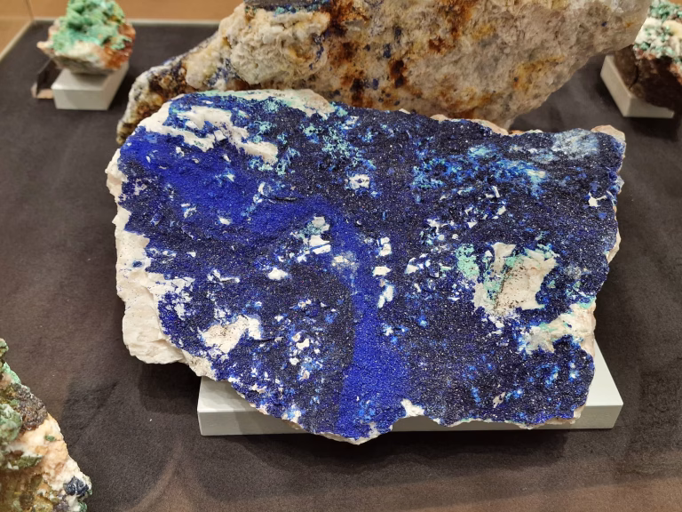 Tiefblaues Azurit-Mineral aus dem Schwarzwald in der Ausstellung des MiMa Oberwolfach