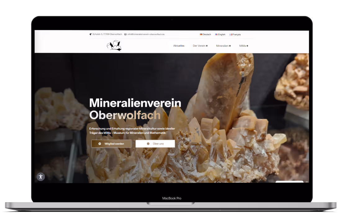 Mockup von einem Laptop der die neue Webseite vom Mineralienverein Oberwolfach geöffnet hat