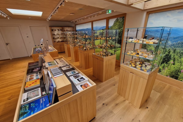 Blick in den Museumsshop des Mineralienvereins mit Fachliteratur und Souvenirs